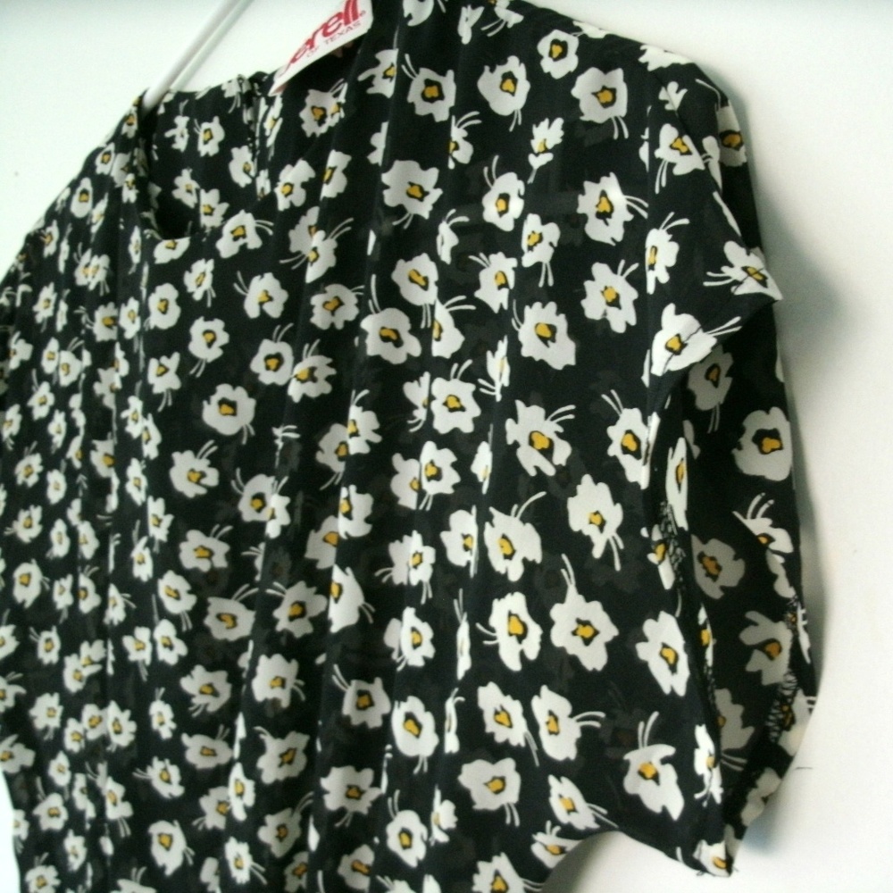Vintage Daisy Print Dress Black Floral Smocked Midi 70s 80s